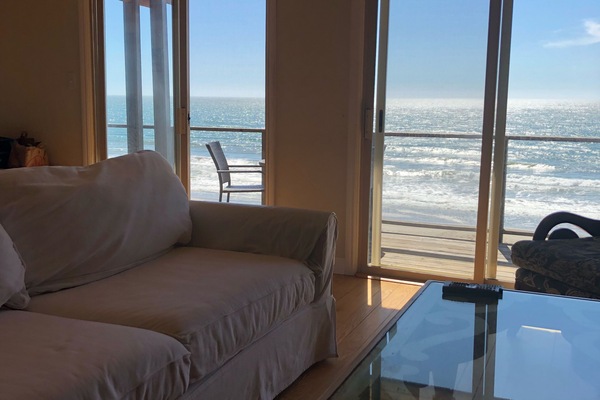 Een smart-tv, een open haard, een dvd-speler en boeken