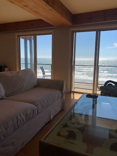 4000+ sq ft Beach Front Vacation Rental-The Beach is your back yard - Santa Cruz