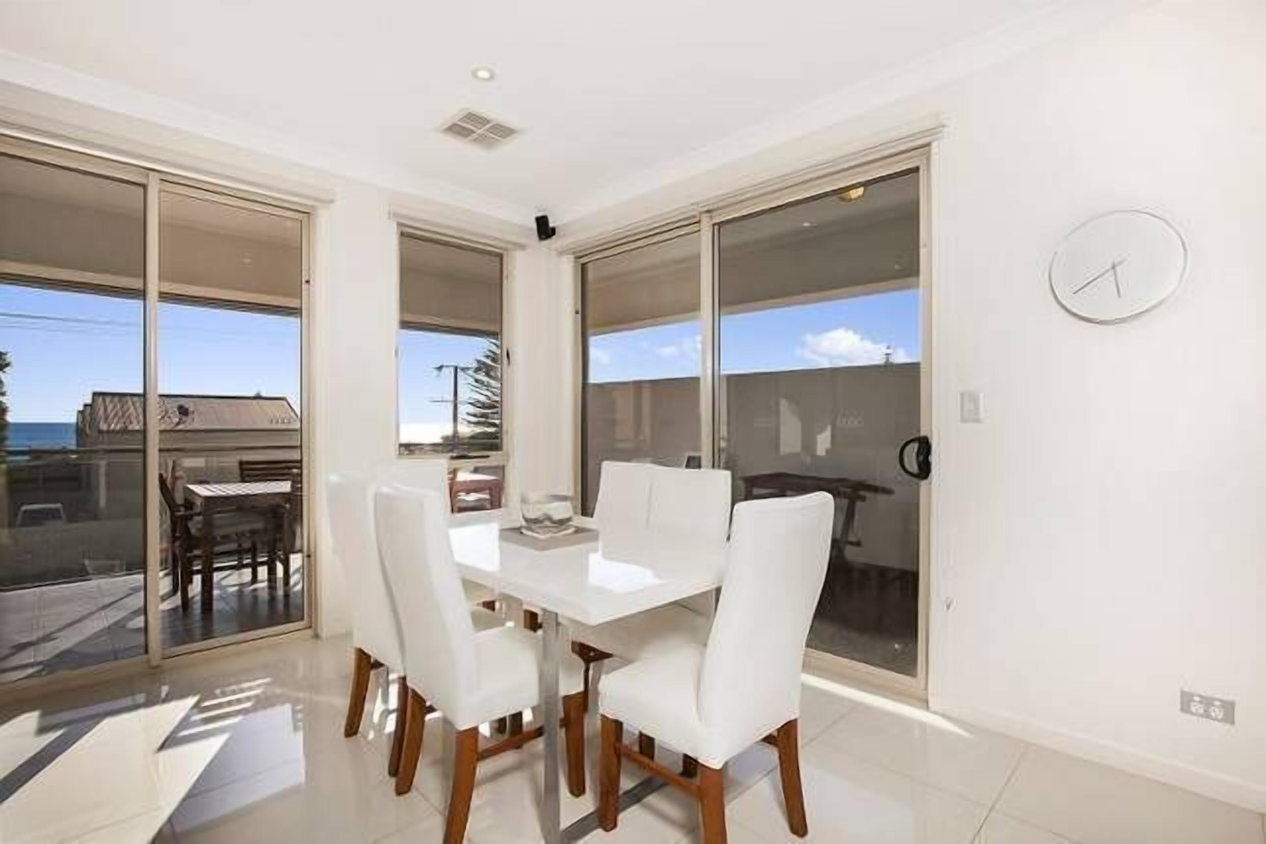 Christies Beach Exclusive Townhouse — image 10