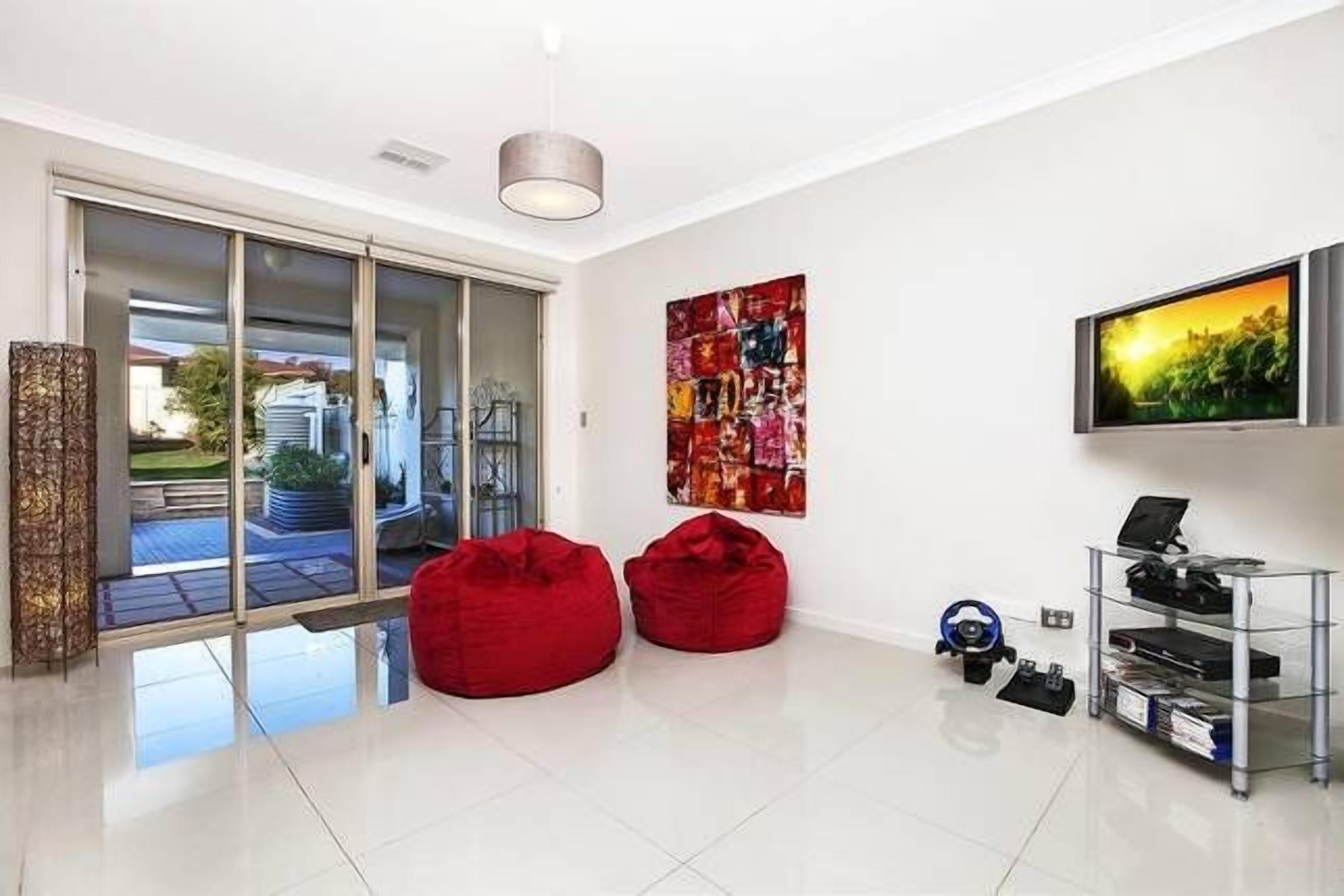 Christies Beach Exclusive Townhouse — image 14