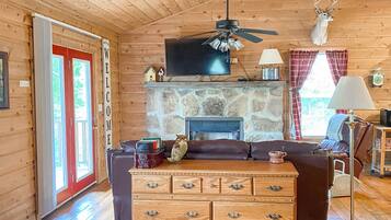 تلفزيون ذكي، مدفأة، مشغل دي في دي، كُتُب