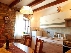 Fridge, microwave, oven, stovetop - Authentic Istrian house with beautiful garden in village Rakalj (Rakalj)