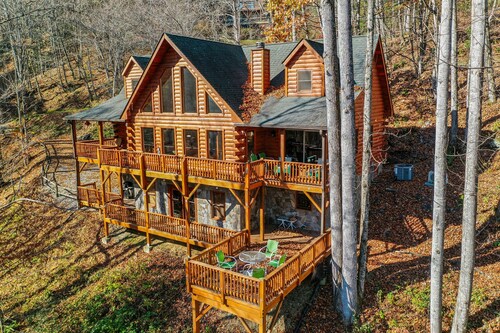 MOUNTAIN HAVEN-LOG CABIN IN MAGGIE VALLEY