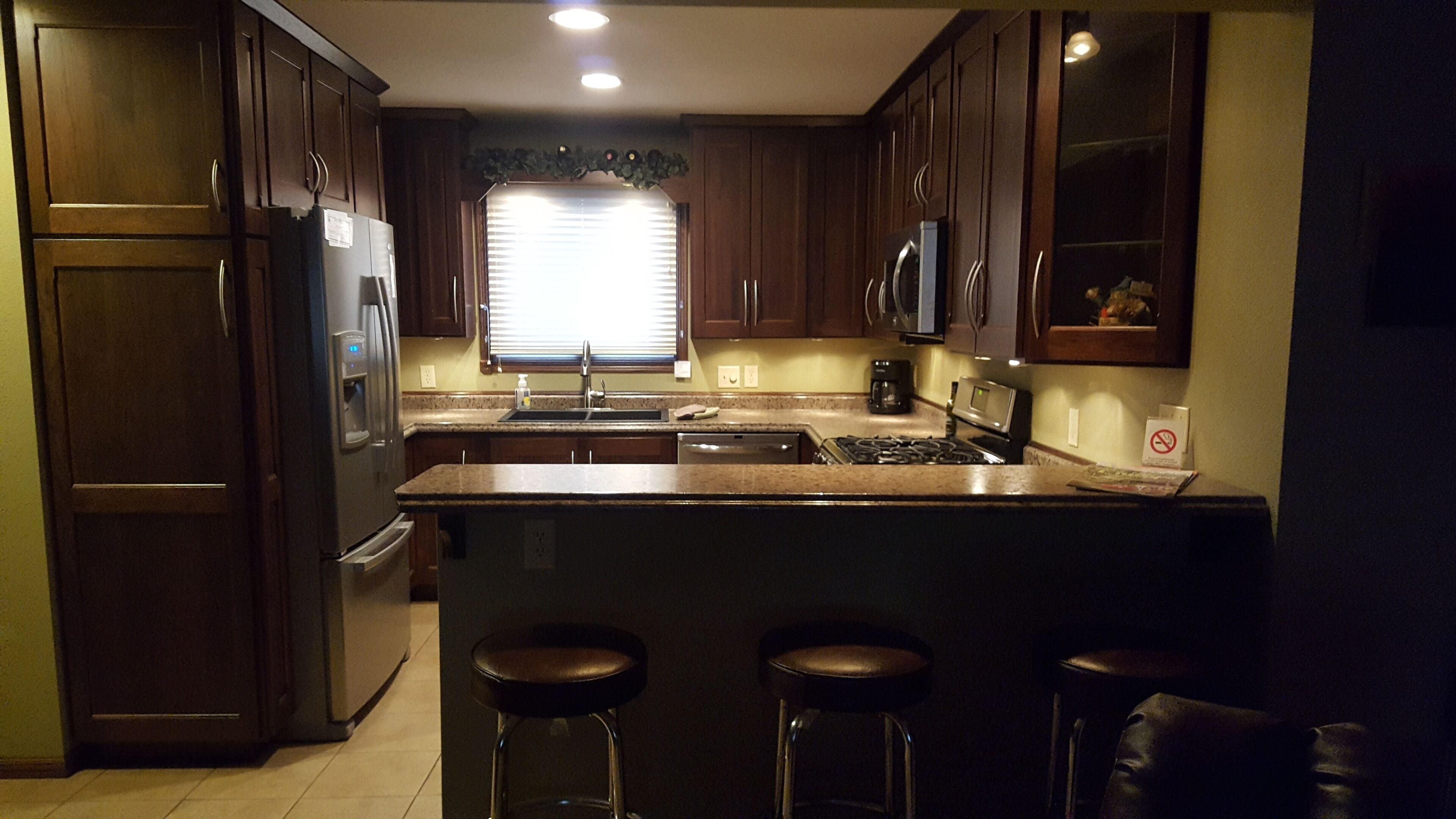 Spacious 3bdrm condo with spacious deck for you to enjoy the beautiful lake view