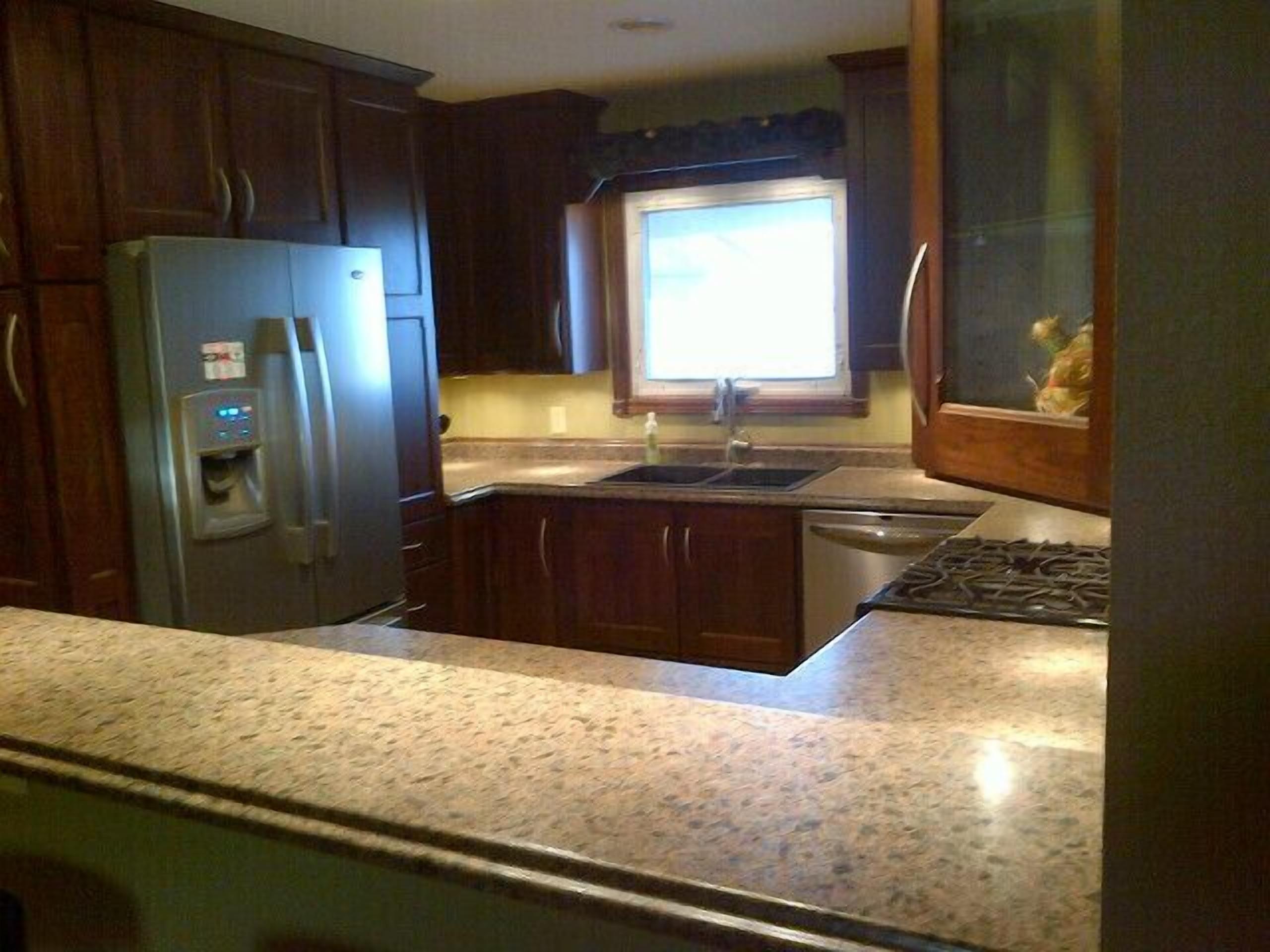 Spacious 3bdrm condo with spacious deck for you to enjoy the beautiful lake view