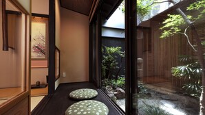Unclassified image, 2 of 42, button - Rinn Tenjincho (Kyoto)