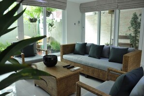 TV - 4BR, Cozy & Fashionable house (Bangkok)