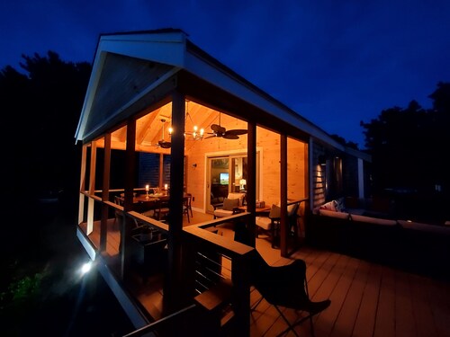 Spacious Contemporary, Walk to Private Tru-Haven Beach