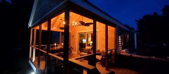 Spacious Contemporary, Walk to Private Tru-Haven Beach