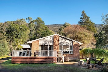 Spacious 3-bedroom haven near town. Accommodates 9 guests, blends comfort and convenience.