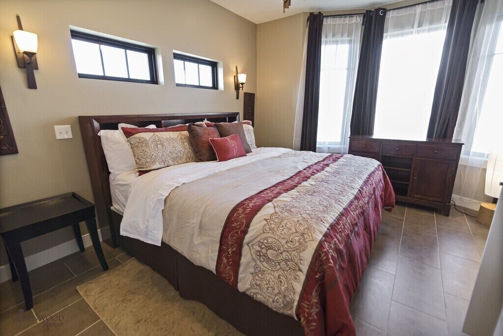 Aspenwood Manor- Luxury Thai-inspired 3bed/2ba Condo downtown!