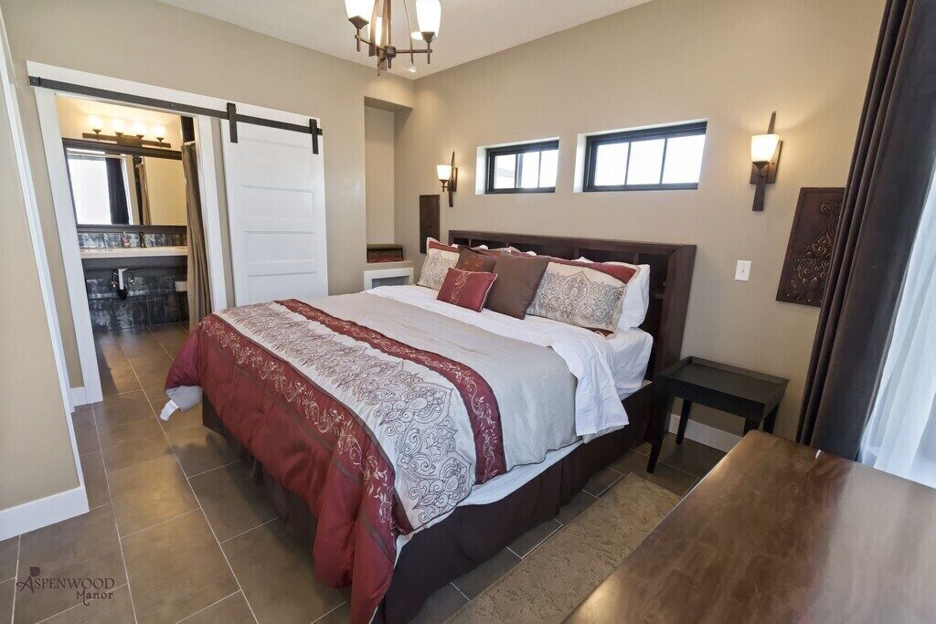 Aspenwood Manor- Luxury Thai-inspired 3bed/2ba Condo downtown!