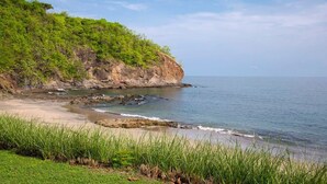 Unclassified image, 3 of 29, button - Newly Remodeled Beachfront Condo, Ground-Floor Terrace & Direct Access to Playa Flamingo (Santa Cruz, Guanacaste, Playa Flamingo)
