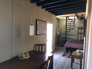 1 habitación, escritorio, tabla de planchar con plancha y wifi gratis 
