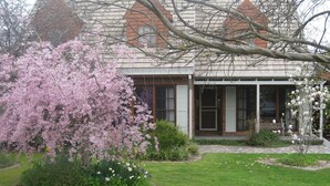 A house with a garden, a cherry blossom tree, and a lawn. - Mansfield House - Country Holiday Accommodation, Sleeps 10, up to 15 (Mansfield)