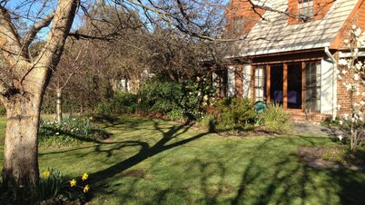 Mansfield House - Country Holiday Accommodation, Sleeps 10, up to 15