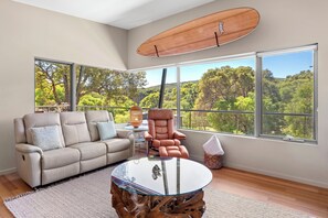 Fireplace, books, stereo - Longboard House Minutes from Yallingup Beach (Yallingup)