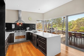 Fridge, microwave, oven, stovetop - Longboard House Minutes from Yallingup Beach (Yallingup)