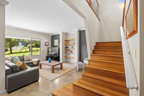 Fireplace, books, stereo - Longboard House Minutes from Yallingup Beach (Yallingup)