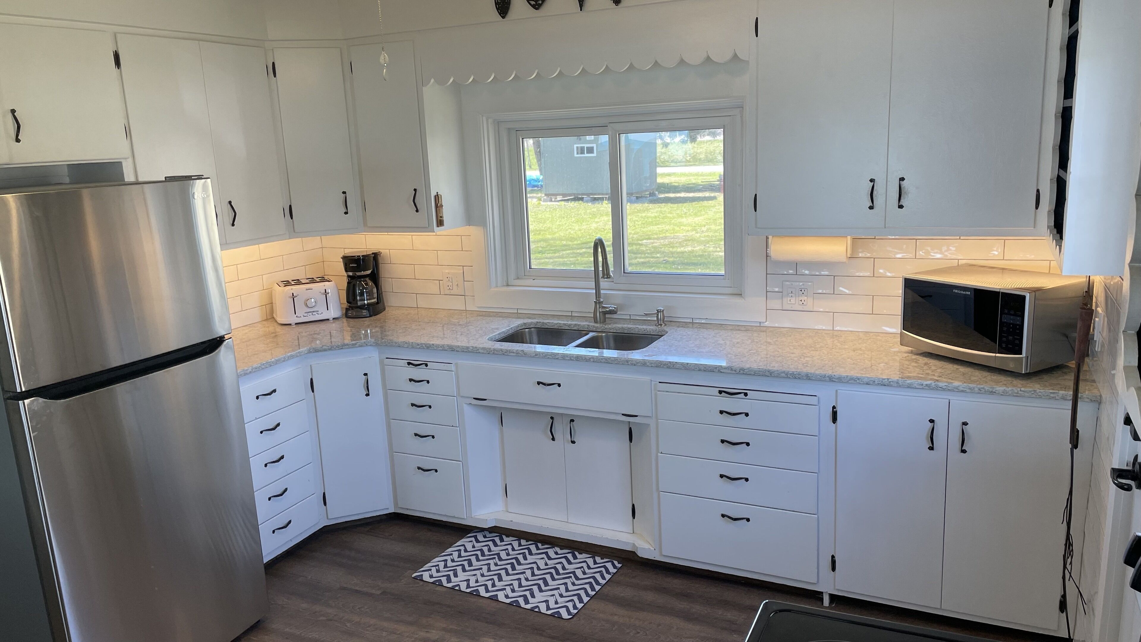 The Douglas Family Cottage - Perfect Waterfront Getaway with Large Beach