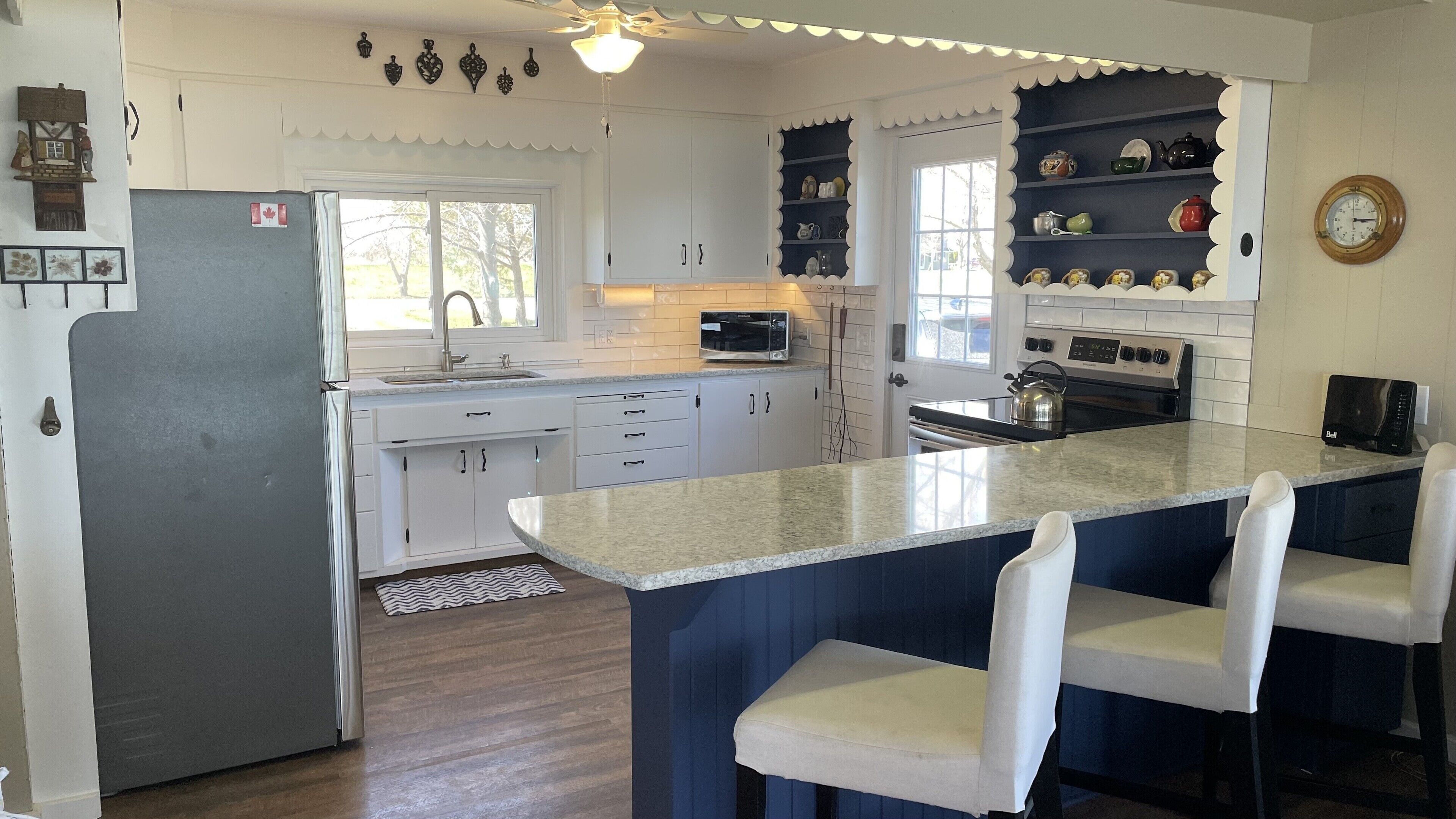 The Douglas Family Cottage - Perfect Waterfront Getaway with Large Beach