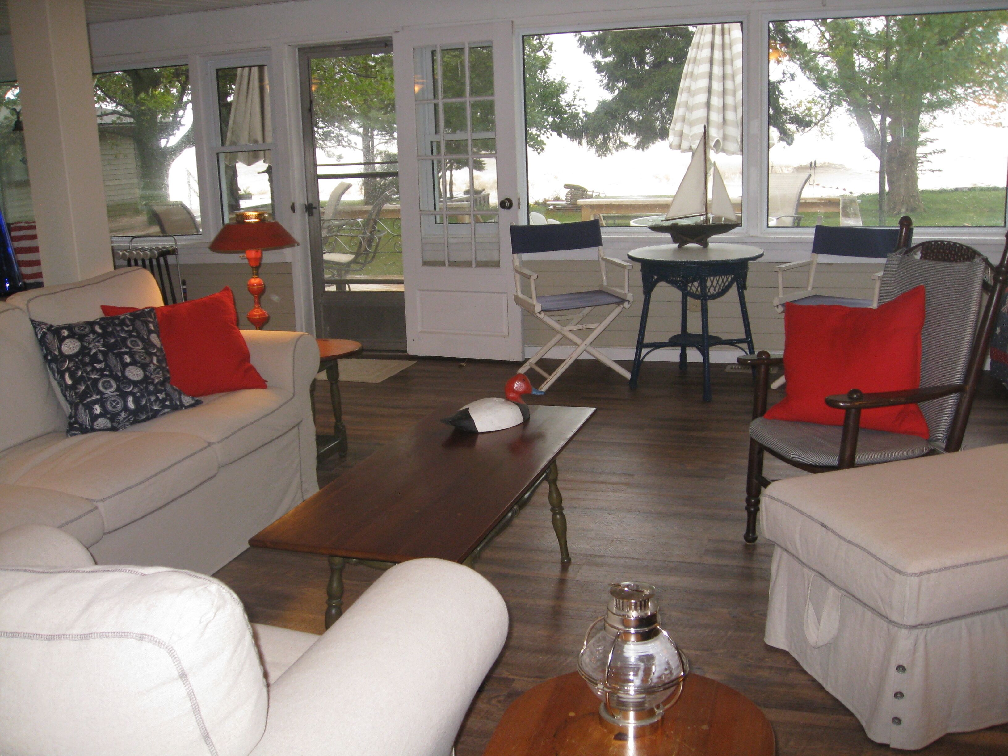 The Douglas Family Cottage - Perfect Waterfront Getaway with Large Beach