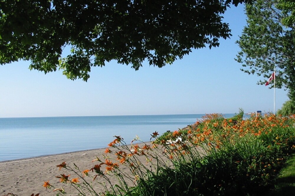 The Douglas Family Cottage - Perfect Waterfront Getaway with Large Beach