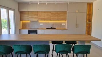 Réfrigérateur, four, plaque de cuisson, lave-vaisselle