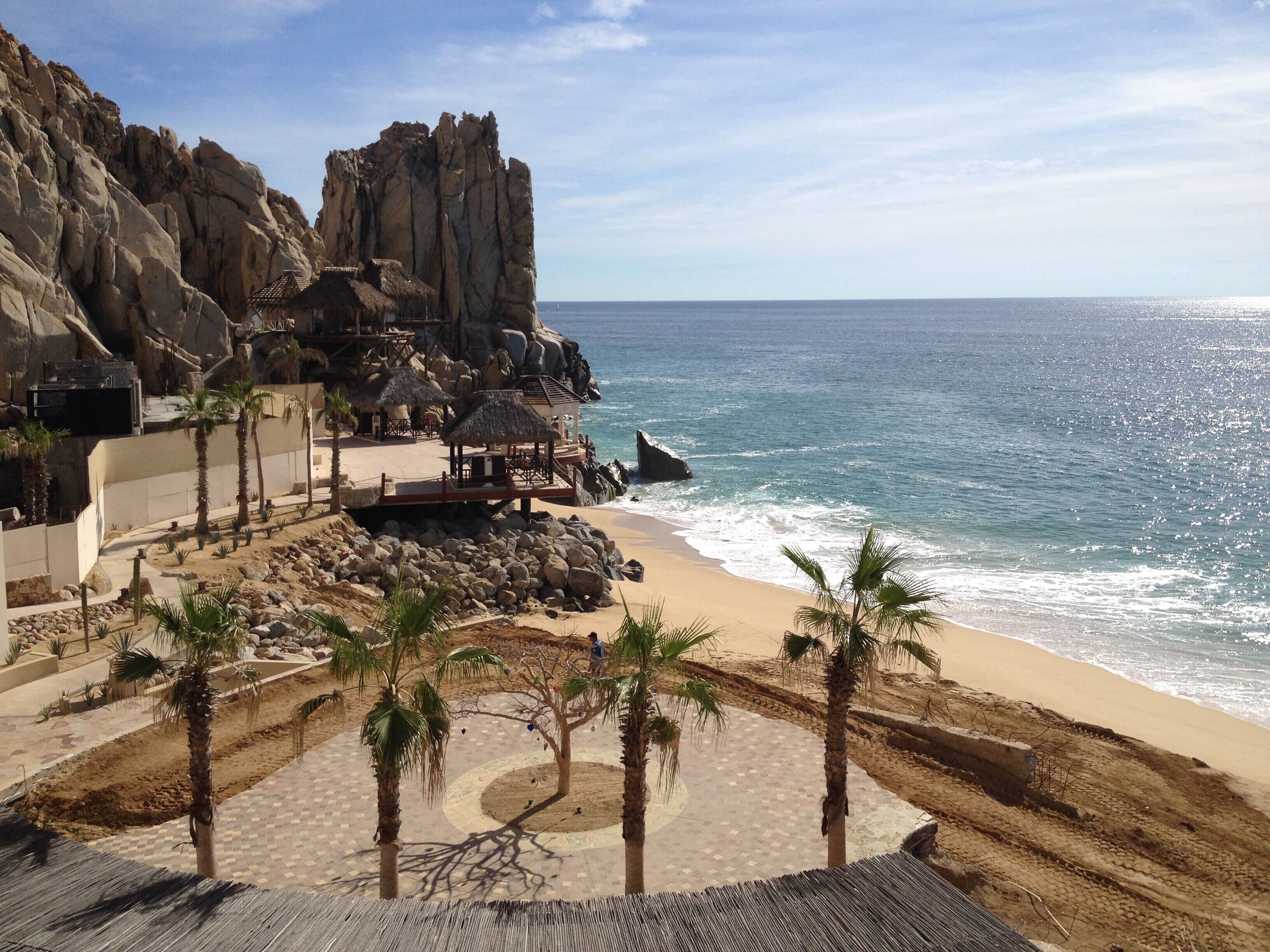 بالقرب من الشاطئ، كراسي للتشمس، مناشف للشاطئ