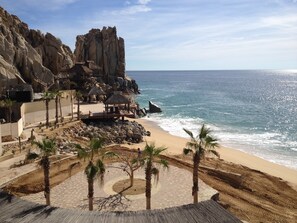 بالقرب من الشاطئ، كراسي للتشمس، مناشف للشاطئ