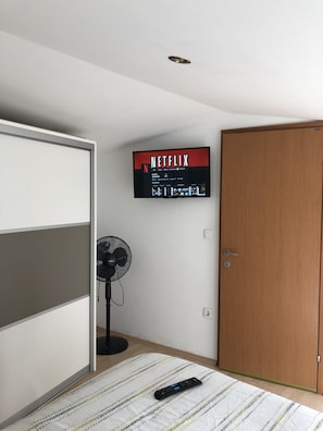 3 bedrooms, iron/ironing board, free WiFi, bed sheets