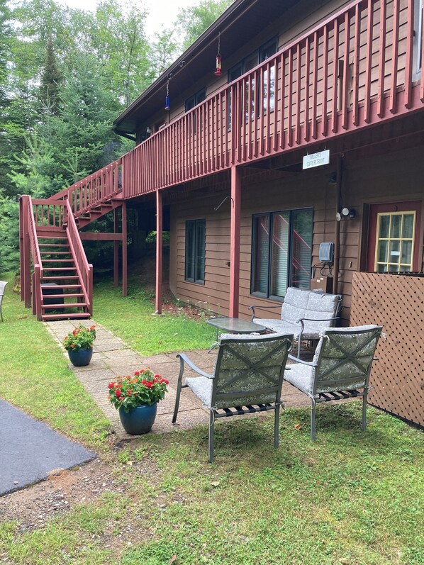 Outdoor dining - Wisconsin Northwoods Suite Retreat by Big Saint Germain Lake (St Germain)