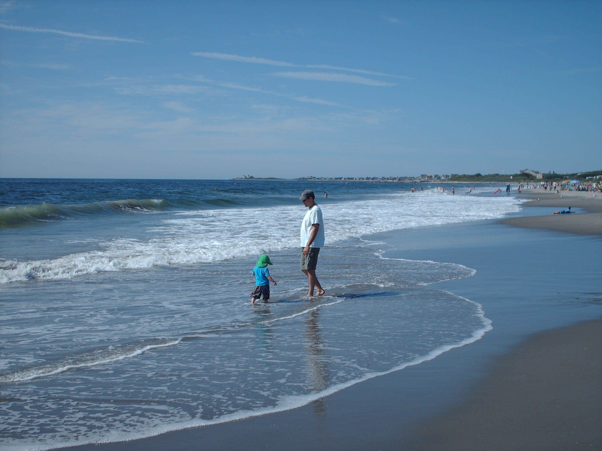 Ranta lähistöllä, aurinkotuoleja