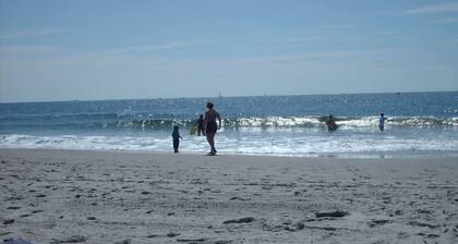 IMMACULATE HOUSE-WI FI, A/C, SLEEPS 12, 3 FULL BATHS, WALK TO BEACH
AUG 2-9 OPEN