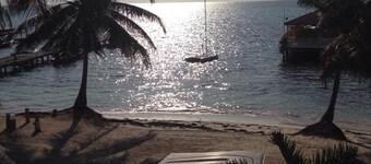 Casa Magdaluz, Recently Renovated Beach House with Great View!!