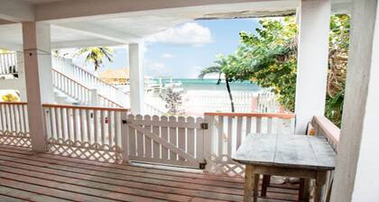 Casa Magdaluz, Recently Renovated Beach House with Great View!!