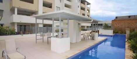 Una piscina al aire libre