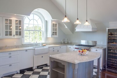 Available July 4th week! Families, Close, Big Cottage-Sleeps 10, A/C, Bike Path
