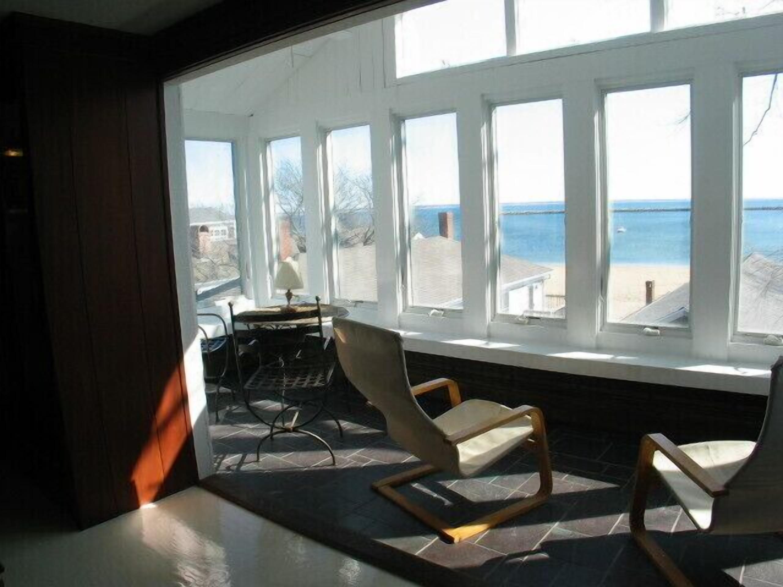 Huge 4 Bed/3 Bath Art Deco Duplex with Amazing Harbor Views and A/C<br>