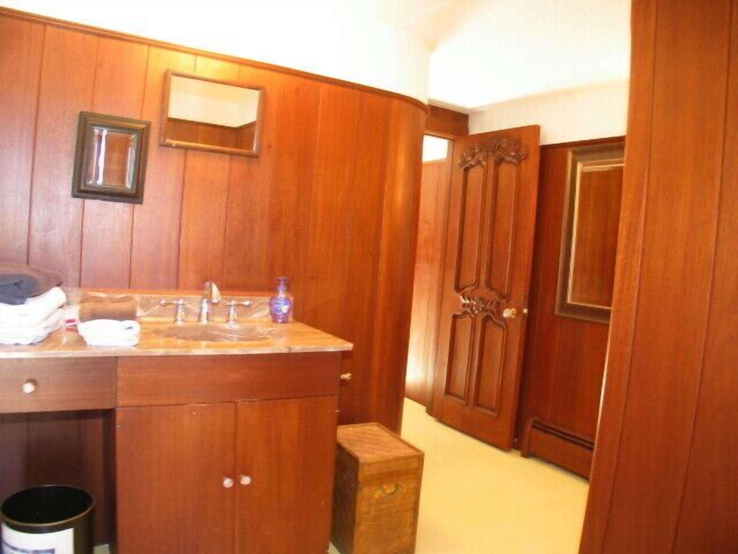 Huge 4 Bed/3 Bath Art Deco Duplex with Amazing Harbor Views and A/C<br>