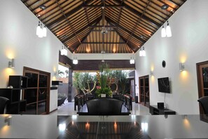 4 Bedroom villa w/ Breakfast, Seminyak