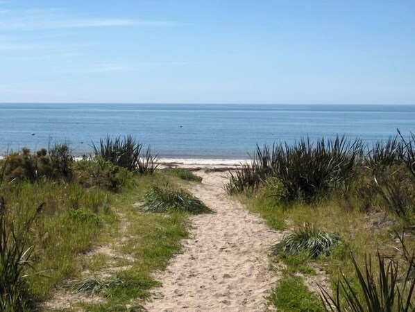 On the beach - Abbey Beach Shack, Busselton - A Retro Beach Retreat (Abbey)