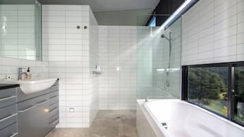 Baignoire, sĂšche-cheveux, serviettes fournies, savon