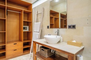 Bathroom - 2 BR Villa Mienna, 2 Mins Walk to Restaurants (Badung)