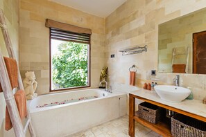 Bathroom - 2 BR Villa Mienna, 2 Mins Walk to Restaurants (Badung)