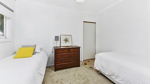 2 Schlafzimmer, Bügeleisen/Bügelbrett, Bettwäsche