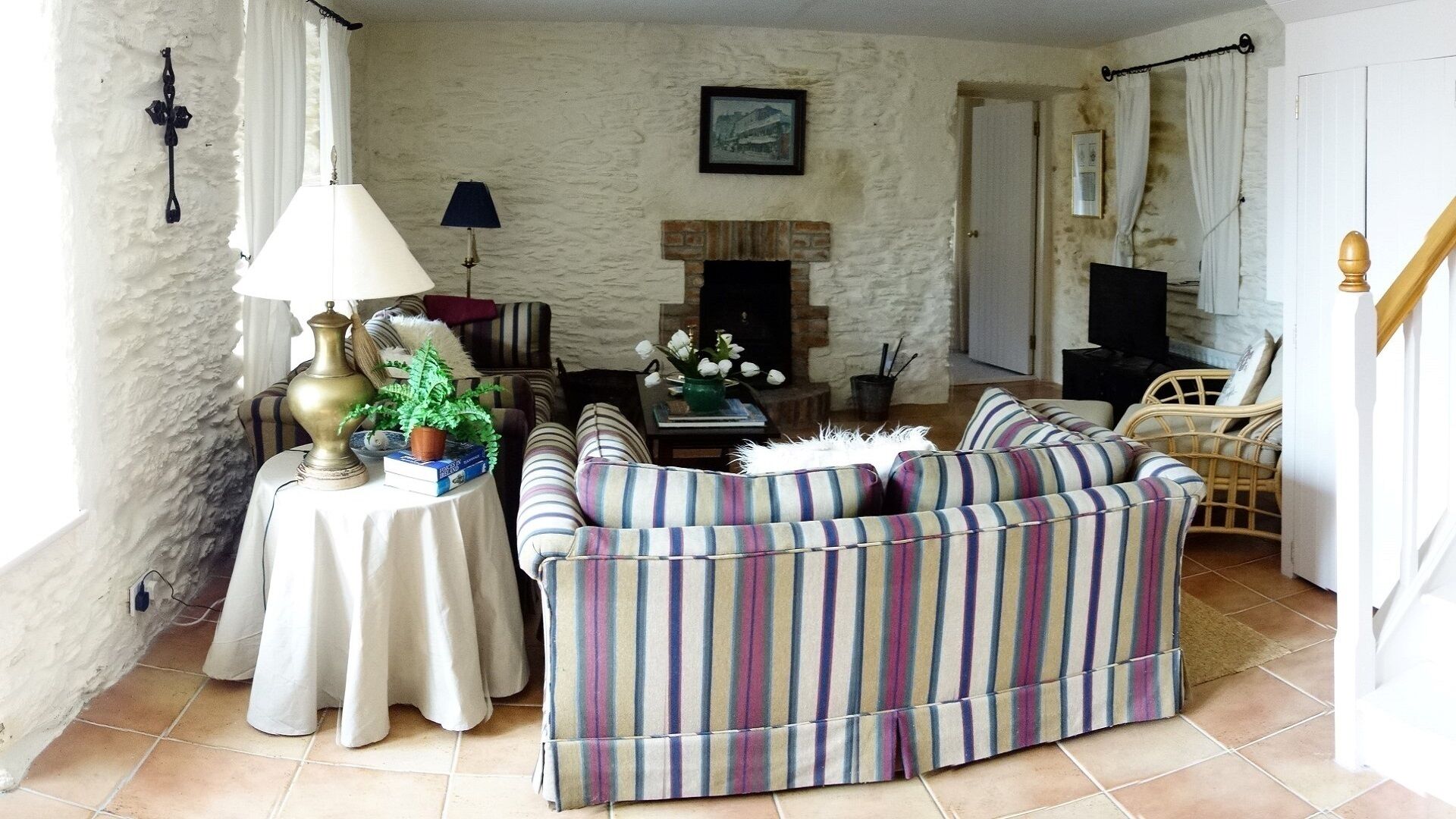 智能電視、壁爐、DVD 播放機、音響