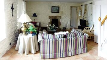 Smart-TV, peis, DVD-spiller og stereoanlegg