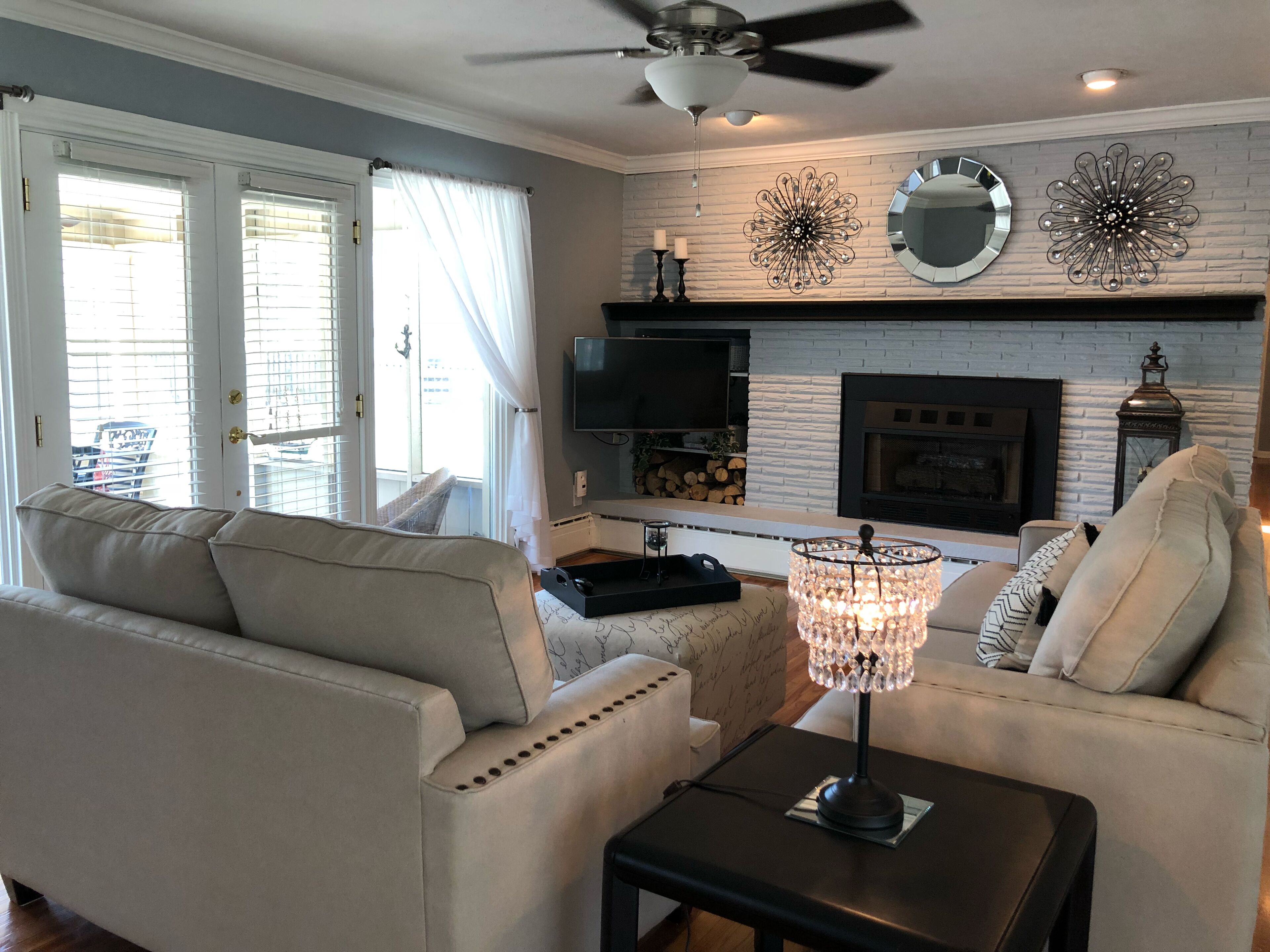 Een smart-tv, een open haard, een dvd-speler en een printer