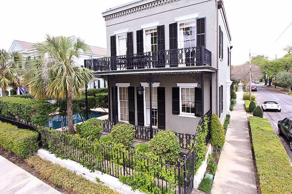 Elegant, Luxuriously Furnished Historic Property In The Garden District Sleeps 4